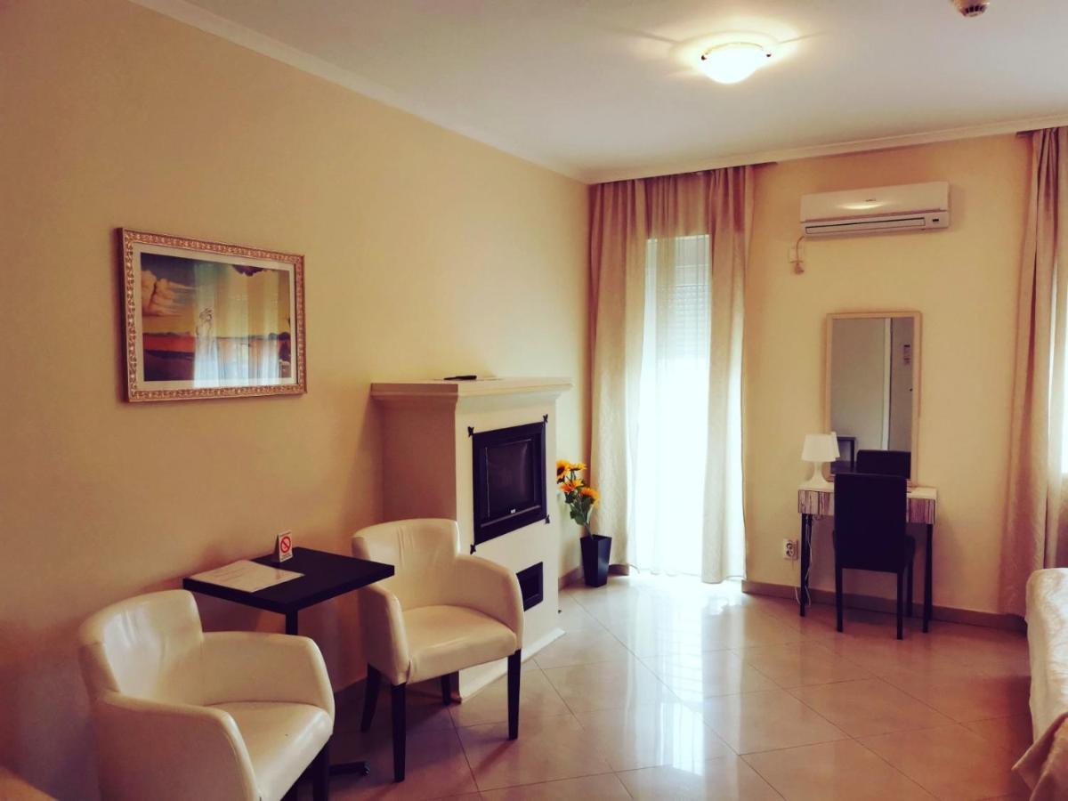 Garni Hotel Dash โนวีซาด ภายนอก รูปภาพ