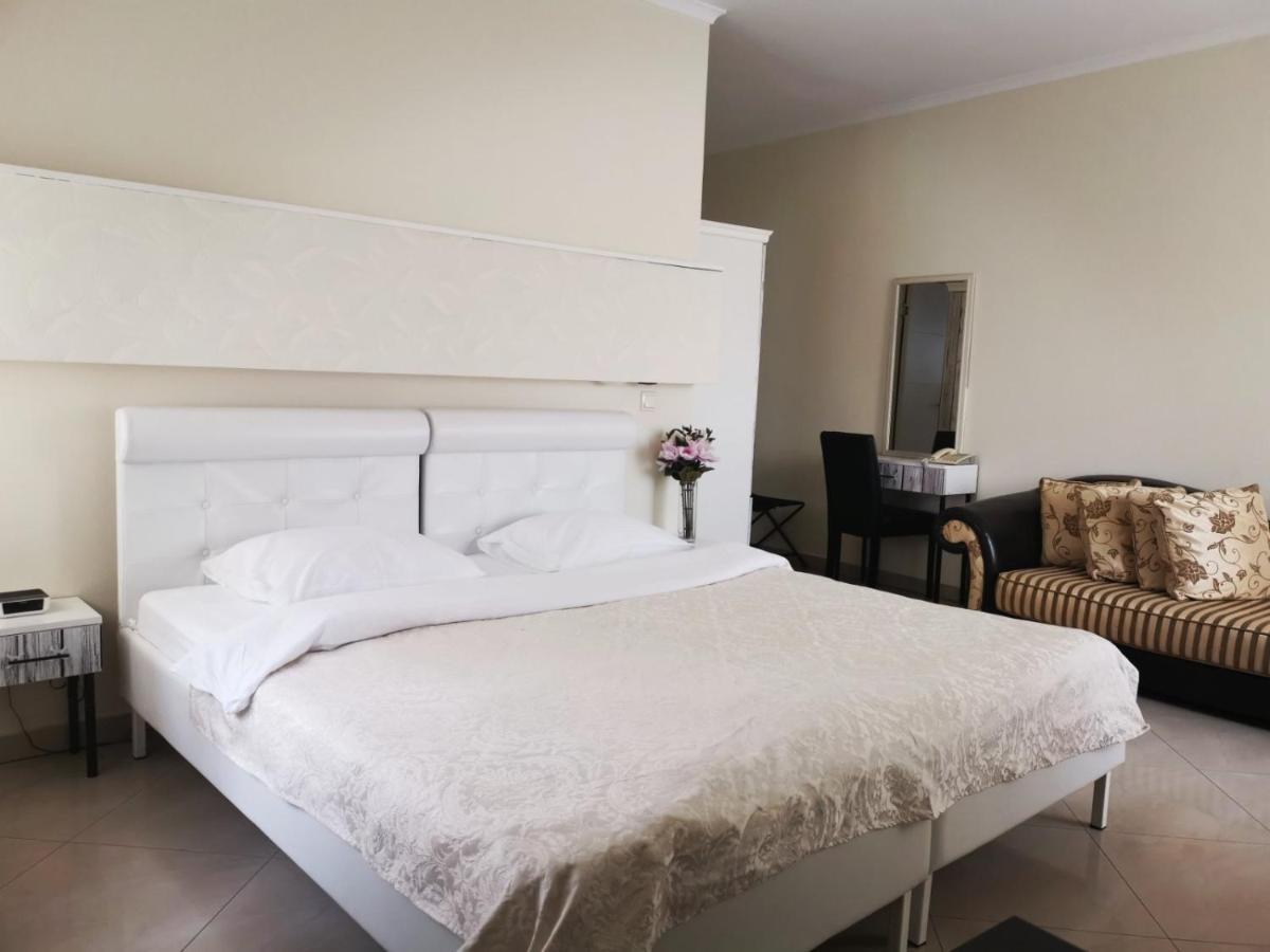 Garni Hotel Dash โนวีซาด ภายนอก รูปภาพ