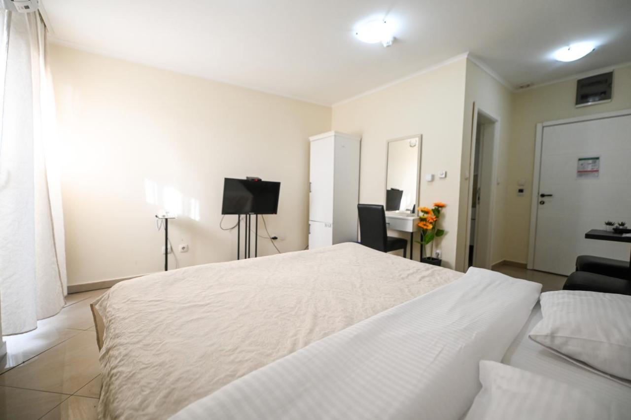 Garni Hotel Dash โนวีซาด ภายนอก รูปภาพ